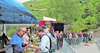 Etappenhalt B&auml;chji. Hier erwartete die Wanderer Trockenfleisch, Heidawurst, Roggenbrot und Alpk&auml;se zu D&ocirc;le blanche und Heida.  