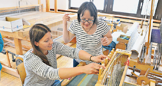 Weberei. Die Besucher am tag der offenen tür durften in diversen Abteilungen mitunter selbst Hand
anlegen. Stets unter genauer Beobachtung der Mitarbeitenden von Atelier Manus.