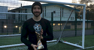 &laquo;Ich mit der Troph&auml;e nach dem Gewinn des Fussballturniers der Sprachschulen von Manchester.&raquo;