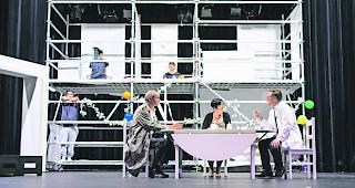 Mattos Reich. In der Heil- und Pflegeanstalt Randlingen stiftet Matto Unruhe und zu absurden Taten an.  