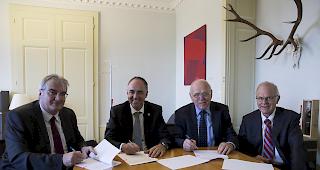 Die Stiftung Werner Siemens und der Staat Wallis setzen ihr Engagement zur Bek&auml;mpfung der Jugendarbeitslosigkeit fort (v.l): Peter Kalbermatten (Chef der Dienststelle f&uuml;r Industrie, Handel und Arbeit), Staatsrat Christophe Darbellay, sowie Germain Mittaz und Hubert Keiber von der Stiftung Werner Siemens. 