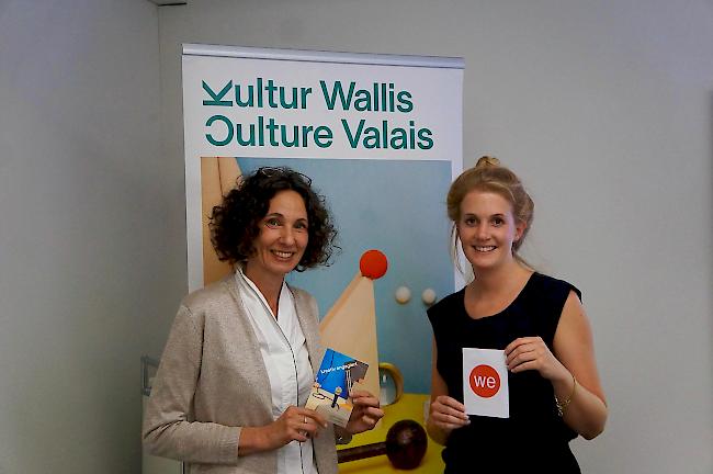 Nathalie Benelli, Kultur Wallis, und Céline Fallet, wemakeit.ch, freuen sich über die erfolgreichen Walliser Projekte auf der Schwarmfinanzierungs-Plattform.
