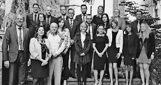 Ziel erreicht. Die Diplomierten und G&auml;ste. 