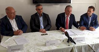 Niklaus Furger, Gemeindepr&auml;sident von Visp, J&ouml;rg Sol&egrave;r, Standortleiter Lonza Visp, Staatsrat Jacques Melly und J&ouml;rg Schwestermann, Vizepr&auml;sident der Gemeinde Raron (von links)