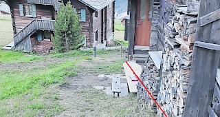 Die Sitzbank auf &ouml;ffentlichem Grund (die rote Linie zeigt die March) wurde inzwischen abgebaut.