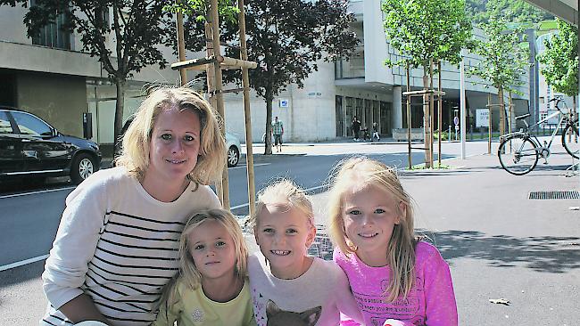 Manuela Summermatter (37) und Emilia Summermatter (6), Stella Summermatter (8), Giulia Summermatter (10) alle aus St.Niklaus.