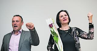 Stalin-Mief und Guerrillero-Romantik. St&eacute;phane Rossini und Esther Waeber-Kalbermatten stimmen bei einer SP-Veranstaltung die &laquo;Internationale&raquo; an.    