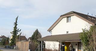 In diesem Haus in Rupperswil AG brachte der T&auml;ter im Dezember 2015 auf brutale Art und Weise vier Menschen um. (Archivbild)