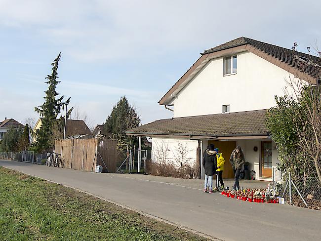 In diesem Haus in Rupperswil AG brachte der Täter im Dezember 2015 auf brutale Art und Weise vier Menschen um. (Archivbild)