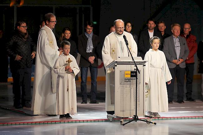 Die Pfarrherren Daniel Rotzer und Edi Arnold weihten die neue Eishalle ein.