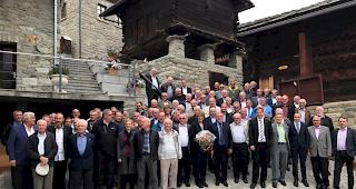 Neue Pr&auml;sidentin. Die Versammelten auf dem Gruppenbild vereint.