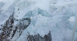 Abbruchstelle am Triftgletscher: Seit Samstagmorgen war die Fliessgeschwindigkeit der instabilen Gletscherzunge st&auml;ndig gestiegen, bis in den fr&uuml;hen Morgenstunden ein gr&ouml;sses Teilst&uuml;ck abgebrochen ist.