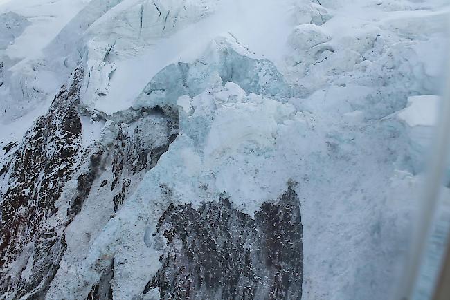 Abbruchstelle am Triftgletscher: Seit Samstagmorgen war die Fliessgeschwindigkeit der instabilen Gletscherzunge ständig gestiegen, bis in den frühen Morgenstunden ein grösses Teilstück abgebrochen ist.