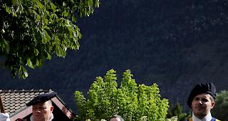 Paul Martone auf dem Weg zur Kirche in Raron. 