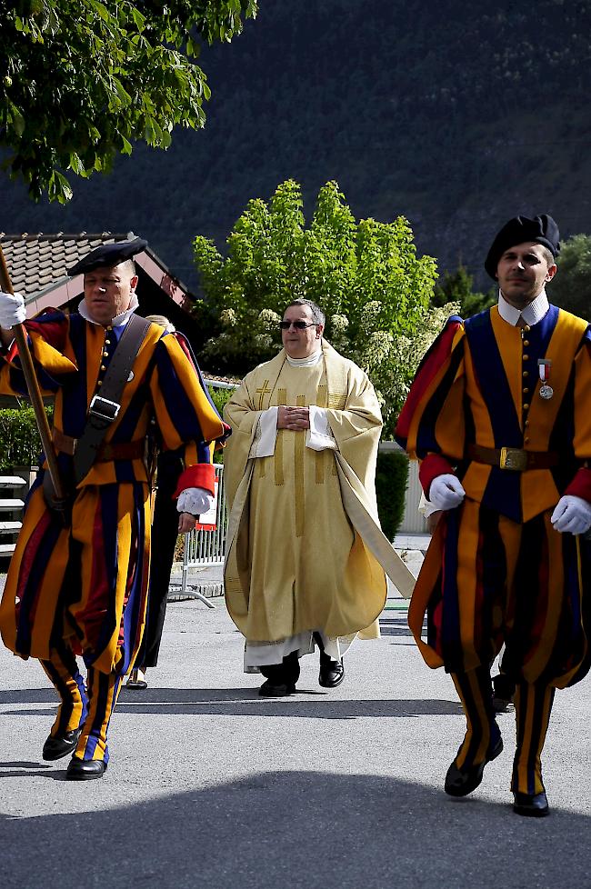 Paul Martone auf dem Weg zur Kirche in Raron.