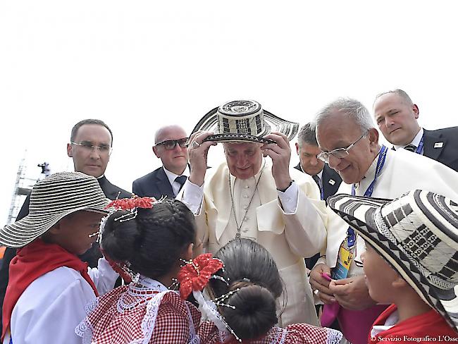 Papst Franziskus wird am Flughafen von Cartagena in Kolumbien von Kindern begrüsst.
