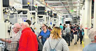 Grossaufmarsch. Die Zuschauer kamen in Scharen, um die Produktionsst&auml;tte der Scintilla zu begutachten. 