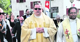 Unterwegs. Pfarrer Paul Martone und Dekan James Kachappilly beim feierlichen Einzug hin zur Rarner Felsenkirche. 