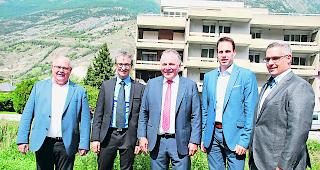 Los gehts. In Turtig, dem ersten zu sanierenden Quartier, trafen sich Visps Gemeindepr&auml;sident Niklaus Furger, Jo&euml;l Rossier, Chef der Dienststelle f&uuml;r Umwelt, Staatsratspr&auml;sident Jacques Melly, Rarons Vizepr&auml;sident J&ouml;rg Schwestermann und J&ouml;rg Sol&egrave;r, Standortleiter der Lonza in Visp. Die ersten Arbeiten sollen in wenigen Wochen beginnen. 