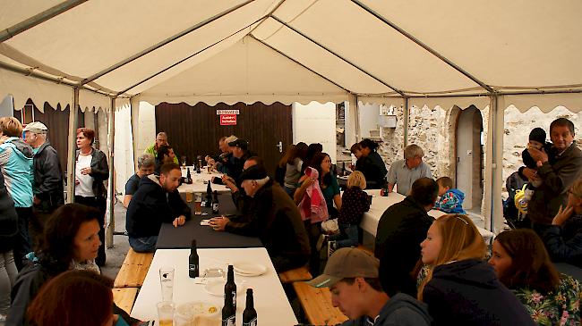 Rund 200 Gäste konnten sich mit verschiedenen Sorten Bier sowie Bratwurst und Bretzel stärken.