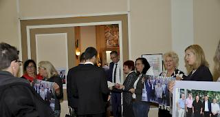 Vertreterinnen des FrauenNetzwerks Oberwallis und ihre welschen Kolleginnen reichten im Foyer des Grossrats einen Fragebogen an die eintretenden Parlamentarier.