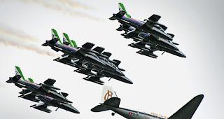 Schlussspurt. Die Breitling DC-3 beendete ihre Weltumrundung in Begleitung der italienischen Fliegerstaffel &laquo;Frecce Tricolori&raquo;.  