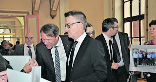 Hingucker. Die Grossr&auml;te Martin Kalbermatter und Diego Clausen (von links) sowie Staatsrat Fr&eacute;d&eacute;ric Favre im Hintergrund bekunden ihr Interesse. 