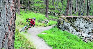 Mit Schwung. Die Kids haben den Moos-Trail voll im Griff.  