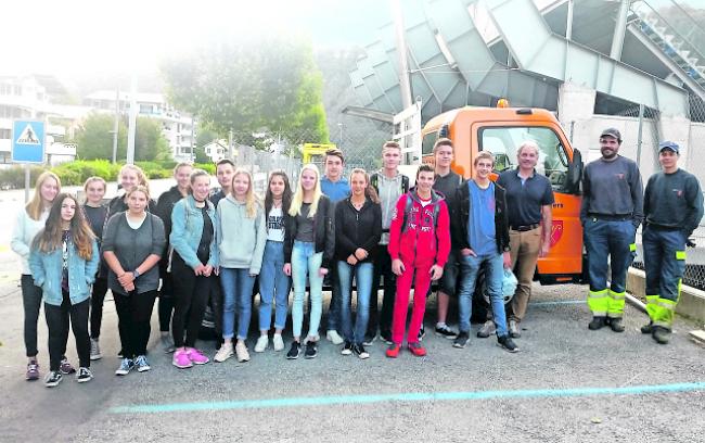 Putzteam. Die Klasse 3OS3 der Natischer Orientierungsschule mit Gemeindevize Diego Wellig und den Werkhofmitarbeitern.