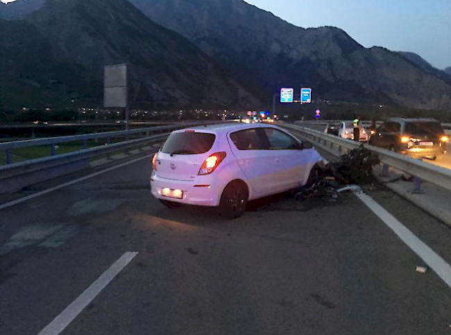 Die Falschfahrerin ist auf der Gegenfahrbahn mit einem Motorrad kollidiert.