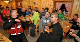Das Suchteam aus Polen bespricht sich in der Bortelh&uuml;tte.