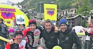 &laquo;Einfach wundersch&ouml;n&raquo;. Romaine Wenger und Alessia Nay (vorne von links) sowie die Herrenteams Christian Biffiger/Thomas Jauner und Michel M&eacute;try/Claudio Furrer (von links), das Fahrerfeld in der Region Zermatt (unten links) sowie die Herrensieger Daniel Geismayr (AUT) und Jochen K&auml;ss (GER) in Zermatt.  