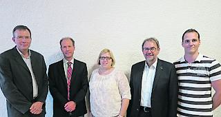 Fachvortrag. Von links: Prof. Dr. Steffen Eychm&uuml;ller (&auml;rztlicher Leiter Universit&auml;res Zentrum f&uuml;r Palliative Care, Inselspital), Hugo Burgener (Direktor Spitalzentrum Oberwallis SZO), Nicole Chanton-Clemenz (fachliche Leitung Kompetenzpol Palliative Care SZO), Dr. Reinhard Zenh&auml;usern (&auml;rztlicher Direktor SZO), C&eacute;dric Fux (Stationsleiter Onkologie/Palliativpflege).  