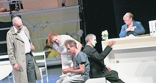 Packend. Szene aus &laquo;Matto regiert&raquo; mit dem Visper Theater: Packend ist, was da gespielt wird. 