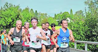 Pers&ouml;nliche Bestzeit. Romeo Imhof (Dritter von rechts) war auf der Halbmarathon-Distanz der schnellste Oberwalliser. 