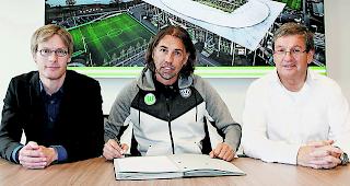 Vertrag bis 2019. Martin Schmidt unterschrieb gestern als neuer Trainer des Bundesligisten Wolfsburg, links VfL-Gesch&auml;ftsf&uuml;hrer Dr. Tim Schumacher.  