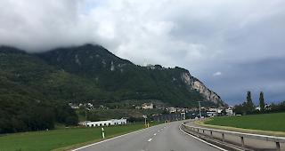 Unfallstelle. Der Personenbus touchierte beim &Uuml;berholen das Motorrad.