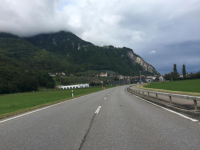 Unfallstelle. Der Personenbus touchierte beim Überholen das Motorrad.