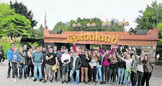 Gut drauf. Die Jugendlichen aus Ried-Brig und Termen, die am vergangenen Wochenende dem Gardaland einen Besuch abstatteten. 