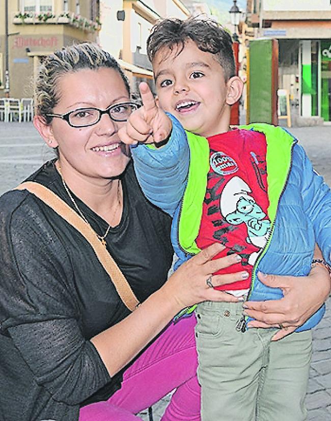 Fatima Almeida (35) aus Saas-Grund mit Mario (4).