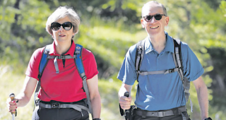 Bergw&auml;rts. Theresa May mit Gatte Philip in Zermatts Bergwelt (Archivbild).