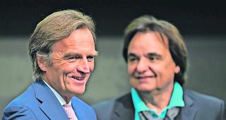 Erleichtert. Jean-Philippe Rochat, Pr&auml;sident des Olympia-Komitees  &ndash;  Christian Constantin r&uuml;ckt derweil in den Hintergrund. 