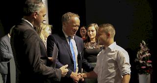 Michael Mathier aus Salgesch erh&auml;hlt das Bachelor Diplom &uuml;bergeben von Staatsrat Christophe Darbellay und PH-VS Direktor Patrice Clivaz.