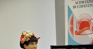 Die Genferin Greta Gratos am Samstagnachmittag bei ihrem Auftritt am Schweizer Buchfestival.