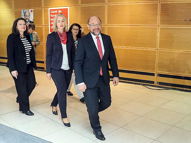 Die SPD-Parteichef Martin Schulz will mit der bisherigen Arbeitsministerin Andrea Nahles (l.) die Opposition anführen.