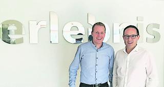 Best&auml;tigung. Karlheinz Fux, Vorsitzender der Bankleitung Raiffeisen MischabelMatterhorn, und Dr. Michael Fux (rechts), Professor an der Hochschule f&uuml;r Wirtschaft und Tourismus der HES-SO Wallis. 