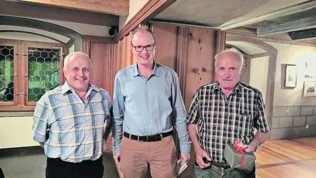 Übergabe. Der neue Fähnrich der «Saltina» Max Kuonen, Präsident Jonas Kalbermatten und der ehemalige Fähnrich Rudolf Kuonen (von links).