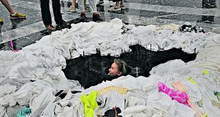 Hallo, hier bin ich! Ein Blick in den Pavillon von Japan: Wer sich hier die &laquo;gut betuchte&raquo; Installation von Takahiro Iwasaki zu Gem&uuml;te f&uuml;hrt, kann Kunst auch von unten entdecken. 