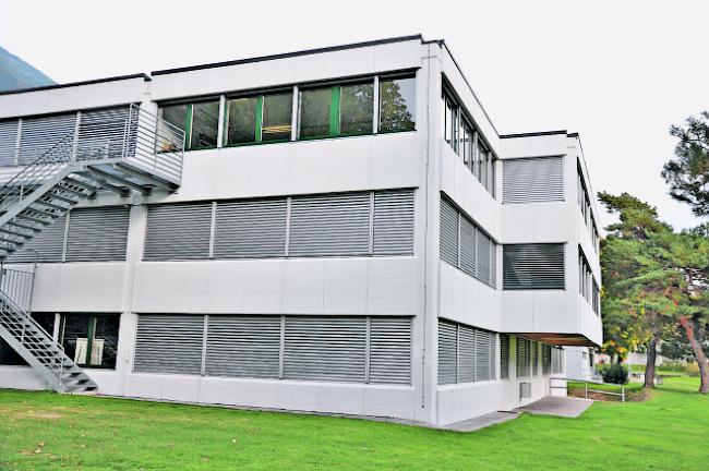 Überwacht. Mit einem Kamerasystem wollte die Gemeinde Gampel-Bratsch für Recht und Ordnung auf dem Gelände der Orientierungsschule sorgen.