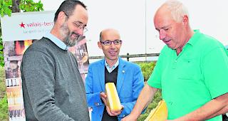 Dreilagig. Jean-Marc Zufferey, Verantwortlicher Milchwirtschaft, G&eacute;rald Dayer, Chef Dienststelle f&uuml;r Landwirtschaft, und Jean-Jacques Zufferey, Chef des Amts f&uuml;r Viehwirtschaft (von rechts), beim genussvollen &laquo;Streichkonzert&raquo;.  